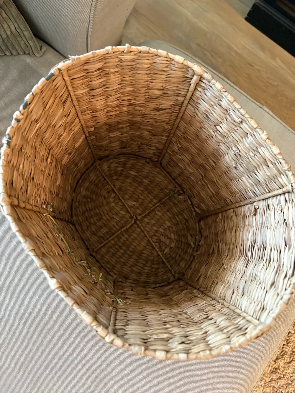 ADORABLE vintage natural woven seagrass basket with daisy floral embellishment